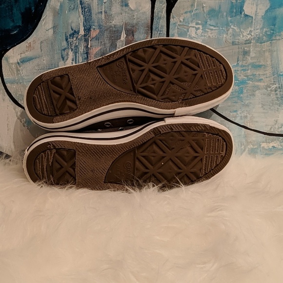 Woman's Converse Size 5 - Picture 7 of 8